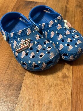 Vineyard Vines Kids Blue Flag Print Clogs